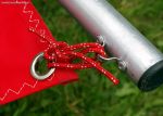 'fixation de la voile en bout de mat par cordage'
