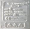 Sur chaque coque de voilier figure une plaque gravée, avec un identifiant unique. Le Maora est enregistré en classe C. Dechiffrons les plaques, expliquons les catégories